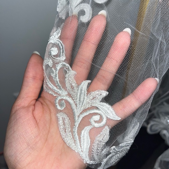 Fingertip length ivory veil - Picture 4 of 5